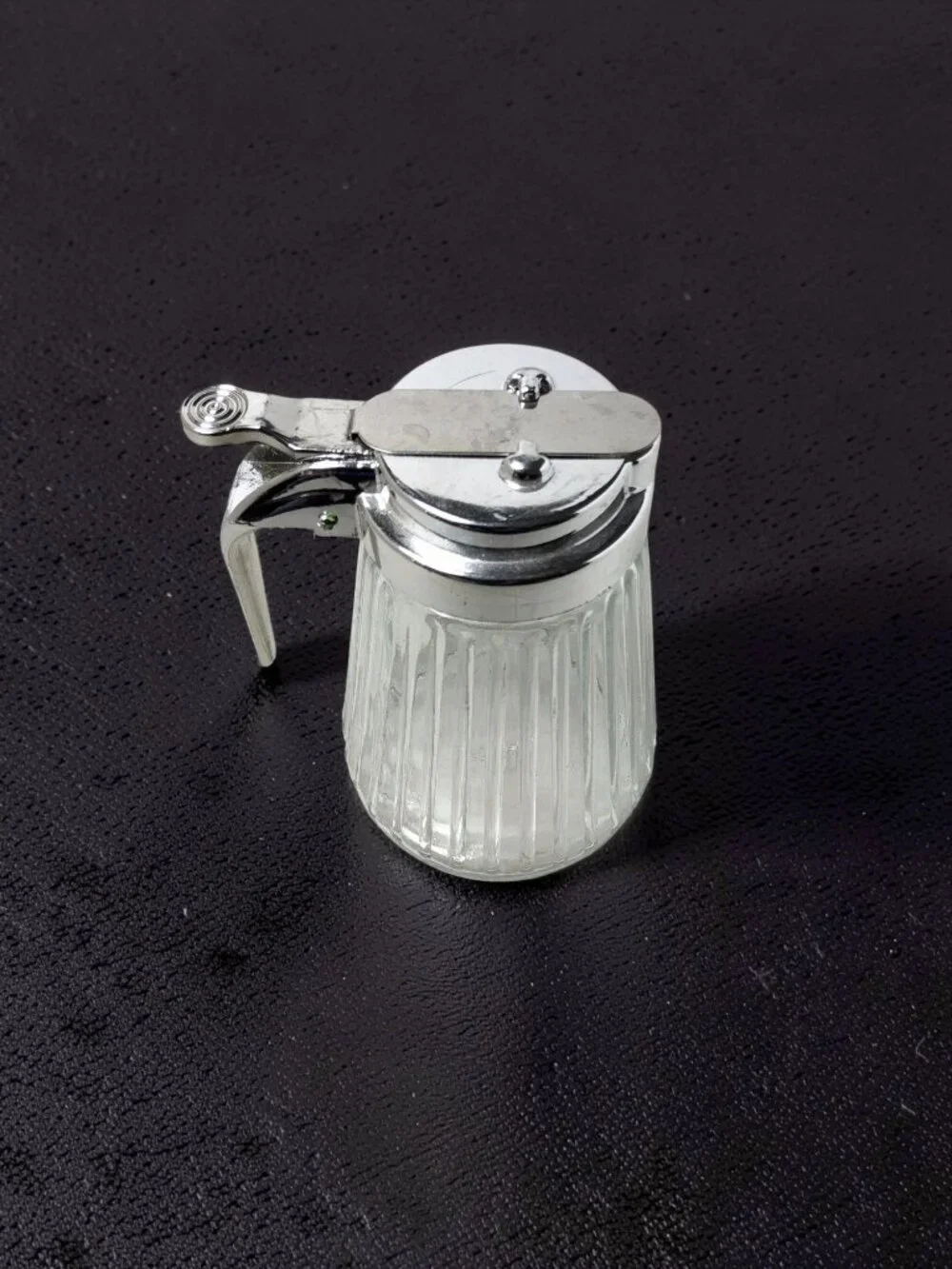 Vintage Anchor Hocking 1960s drip stop Plastic Lid Style Ribbed Clear Glass, Syr